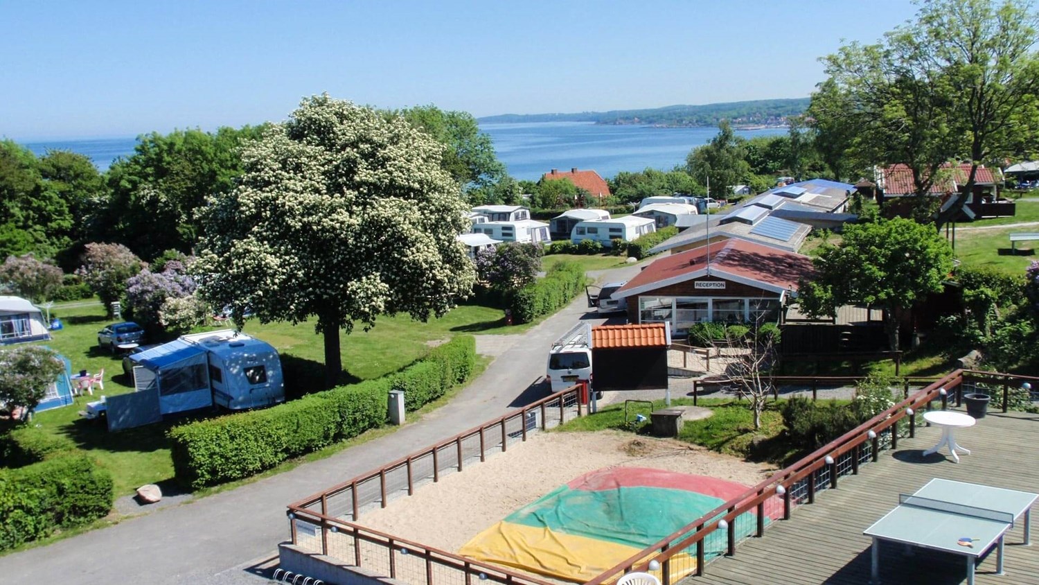 En af bornholms ældste campingpladser sandkaas familiecamping v/k ... Beton spisebord